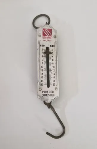 Balança antiga de mão Sandes