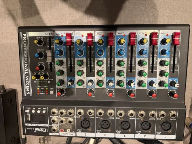 Vendo mesa de Som Lelong 709