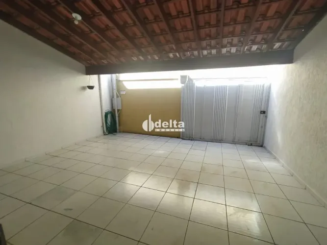 Casa com 2 quartos sendo 1 suíte disponível para venda no bairro Taiaman em Uberlândia-MG