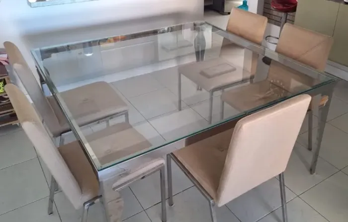 Mesa de jantar quadrada (1,5m x 1,5m) com cadeiras