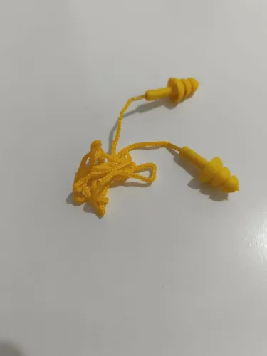Tampão de ouvido. Protetor auditivo. Protetor auricular tipo plug com cordão