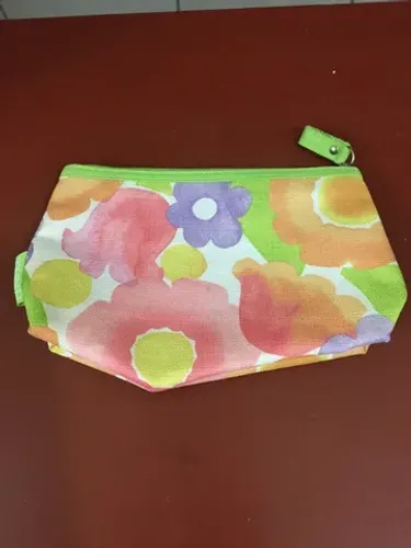 Belíssima necessaire floral Clinique