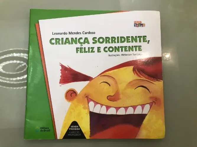 Criança sorridente, feliz e contente Capa comum