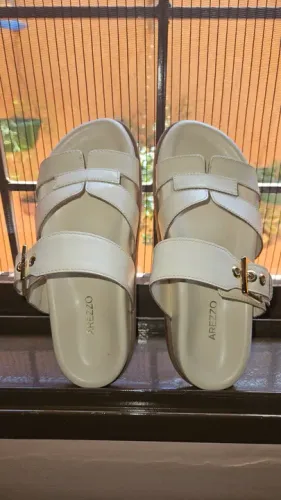 Sandália Rasteira Off-White Couro Fivela Arezzo