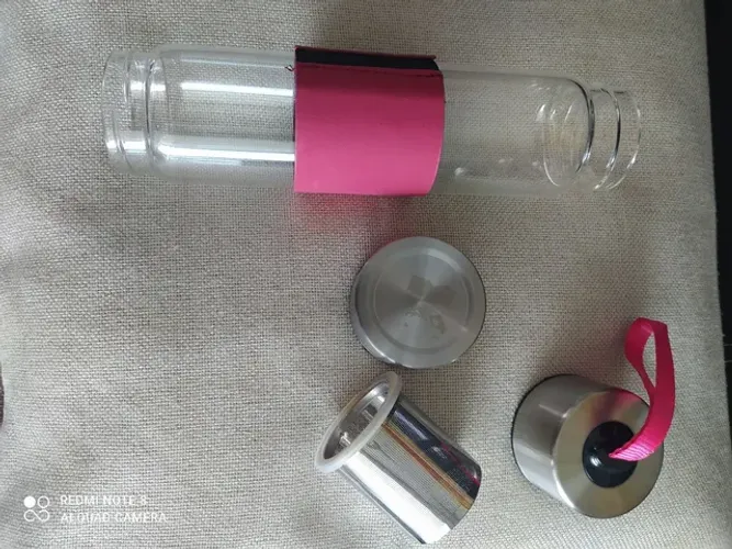 Garrafa de vidro com infusor para chá 