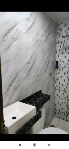 Papel de parede marmorizado cinza brilhoso á prova d'água 4,5metros x 60cm 