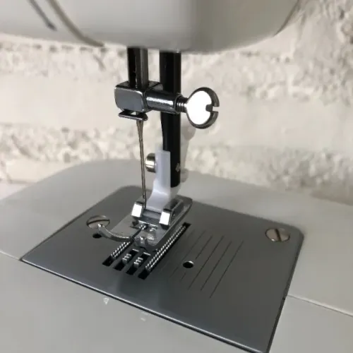 C220 - Máquina de costura Singer Start Mod. 1306 220v  Utensílios