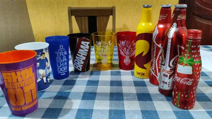 Garrafas de alumínio Skol, Budweiser e copos