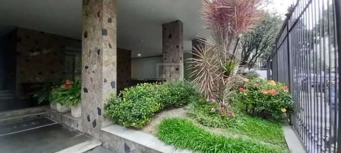 RUA DAS LARANJEIRAS -PERTINHO AO LARGO DO MACHADO , IMÓVEL ÓTIMO COM SALA AMPLA 3 QUARTOS,