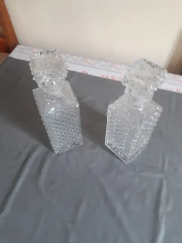 Garrafa de cristal tenho duas