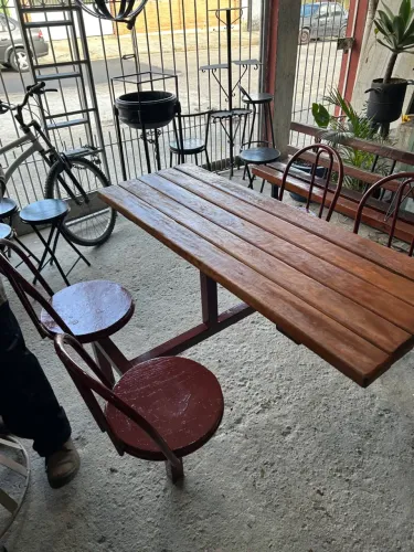 Mesa de madeira peroba com cadeiras fixas