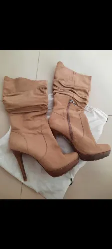 Botas Schutz de couro bege com salto alto
