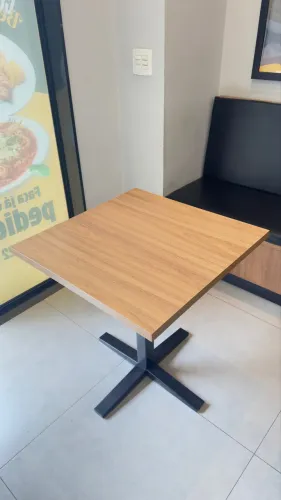 Mesa Quadrada 70x70cm Base Metálica Preto