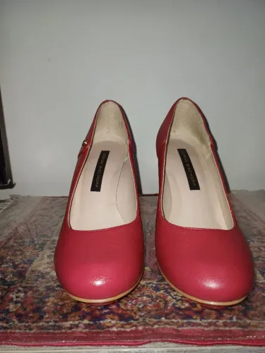 Scarpin Jorge Bischoff semi-novo vermelho com salto em verniz, tam. 35