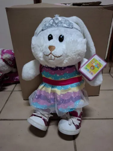 Pelucia Criamigos Coelha Com roupas Tenis e Acessorios