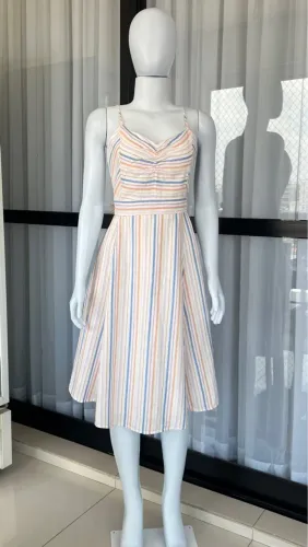 Vestido listrado com alças finas