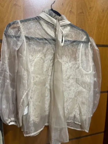 Blusa de renda transparente