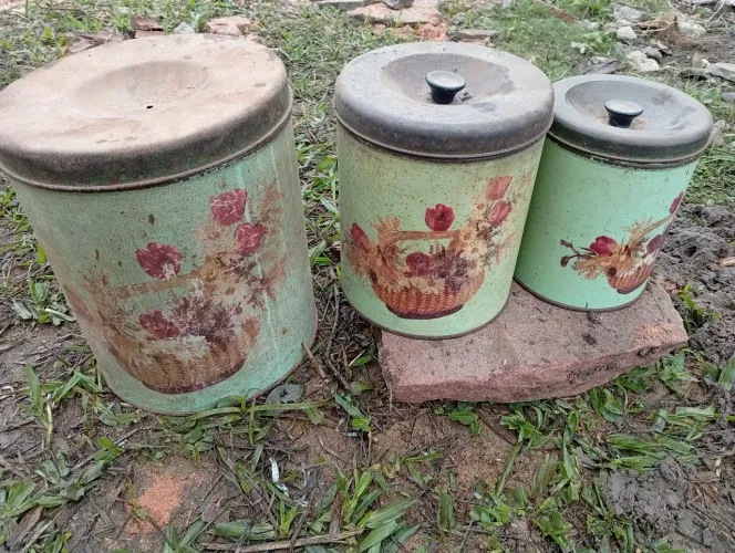 Conjunto de Latas Antigas Decorativas