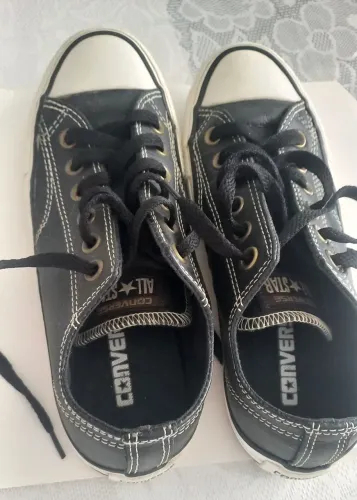 Um par de tens   converse  all*star usado  tamanho  36