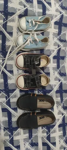 Lote de 4 pares de sapatos infantis