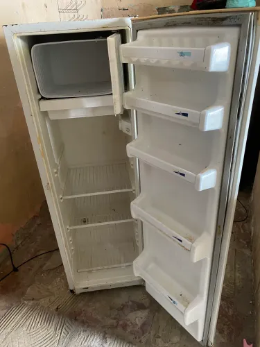 VENDE-SE DUAS GELADEIRAS, LEIAM DESCRIÇÃO 