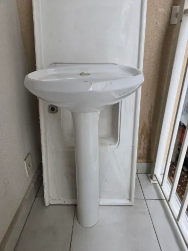 Pia de cerâmica com coluna