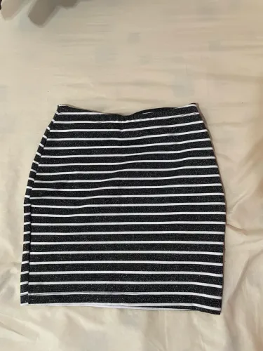 Saia colada tubinho preta e branca brilhosa