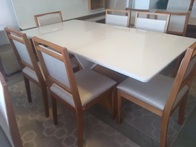 Novas com cadeiras de madeira maciça