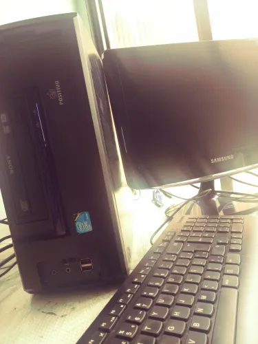 Computador positivo com monitor teclado e mouse.