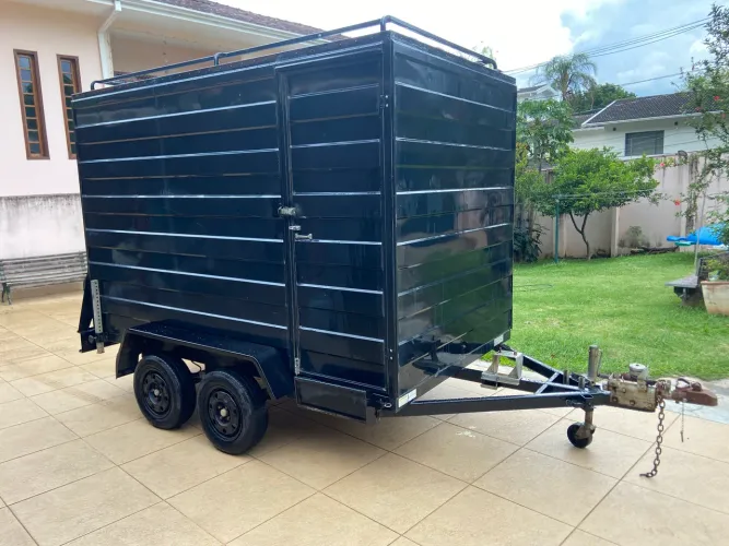 Carretinha Baú eixo duplo com freio 