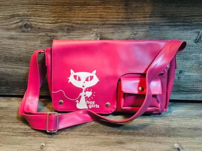 Bolsa de ombro feminina rosa com estampa de gato