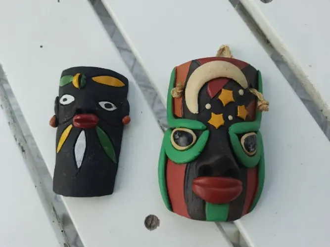 par de máscaras africanas em terracota enfeite de parede com pintura manual 11cm alt