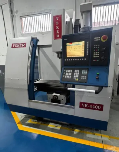 FRESADORA CNC VEKER 4400 C/ SIEMENS 1000 X 500 X 500