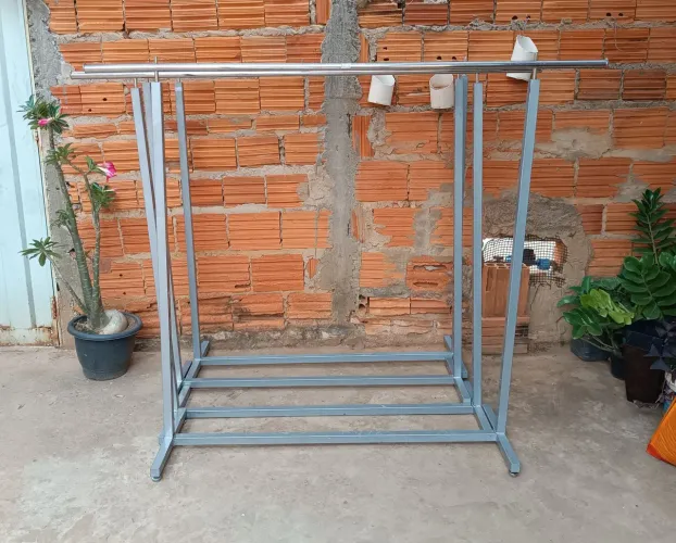 ARARAS DE ROUPAS USADAS