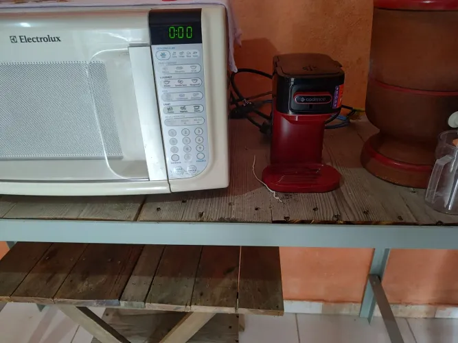 Mesa de madeira rústica com estrutura metálica