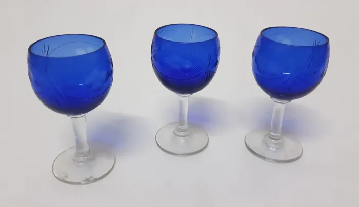 3 taças de licor vintage cristal lapidado - uma lascada na base