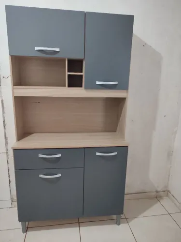 Armário de Cozinha Compacto com Design Moderno