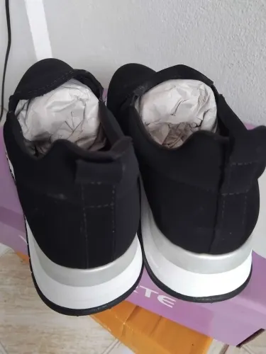 Tênis Feminino Preto com Solado Branco