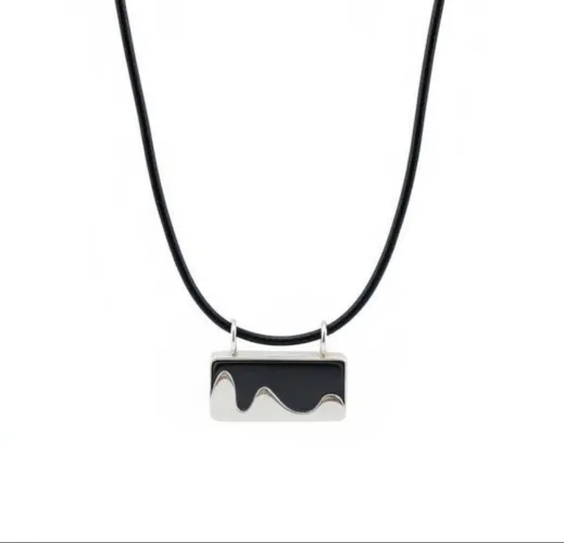 Colar de fio de couro preto com Ágata e relevo de prata<br>R$200<br><br>Zap *9<br>