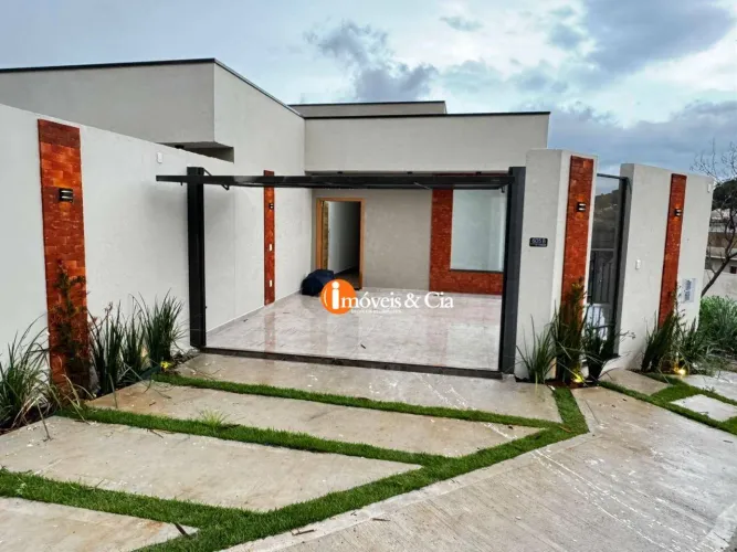 Casa com piscina, área nobre à venda em Atibaia por 880 mil