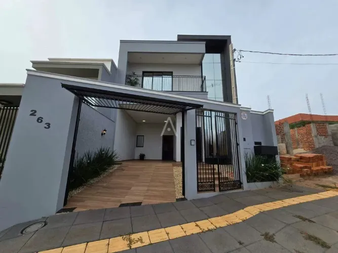 Sobrado semi-mobiliado com 3 quartos e piscina à venda no Bairro CENTRO em TOLEDO por R$ 1