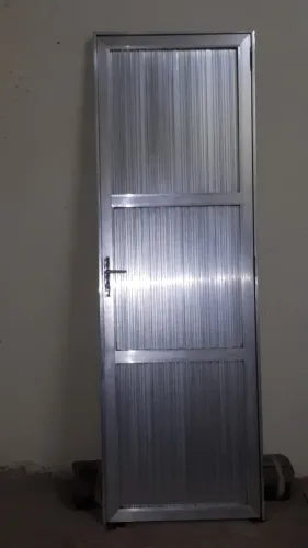 Porta de alumínio  em ótimo estado com fechadura e chave