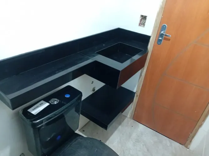 Pia de banheiro em porcelanato preto