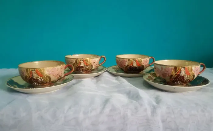 Antigo jogo de xícaras com pires para chá Em porcelana Japonesa - Satsuma <br>