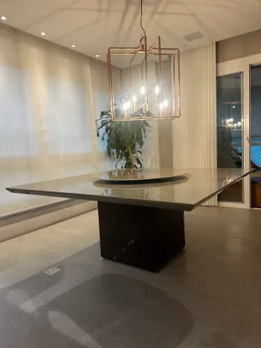 Mesa de jantar com duas opções de pés 