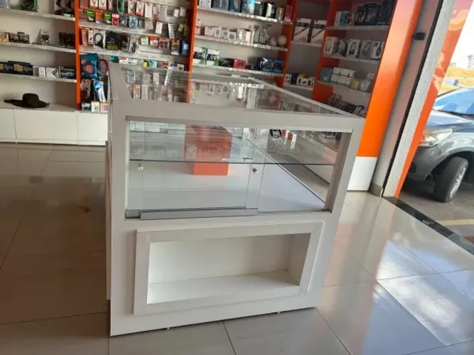 Balcão Expositor de Vidro c/ Chave e Nichos - MDF 