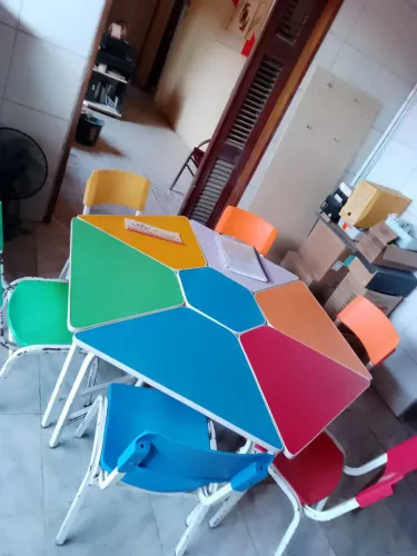 Kit mesa e cadeiras infantil colorido