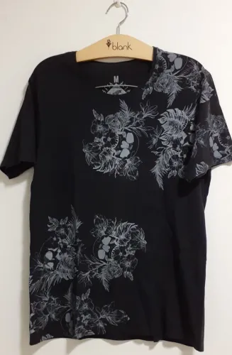 Camiseta masc Preta Floral