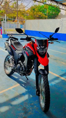 Moto Yamaha Lander 250 vermelha