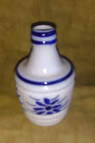 Antiga Garrafinha Em Porcelana Monte Sião Da Decada De 70 *Colecionador